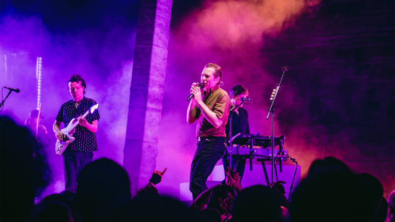 Franz Ferdinand électrise les Nuits d’Istres pour une ouverture magistrale au Pavillon Grignan