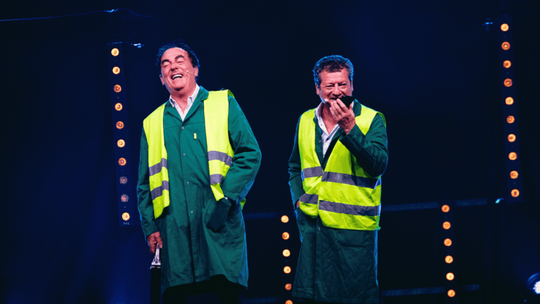 Les Chevaliers du Fiel font rire 1 000 spectateurs aux Arènes de Fos-sur-Mer